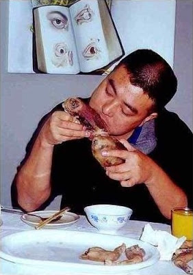 Zhu Yu Comiendo Personas